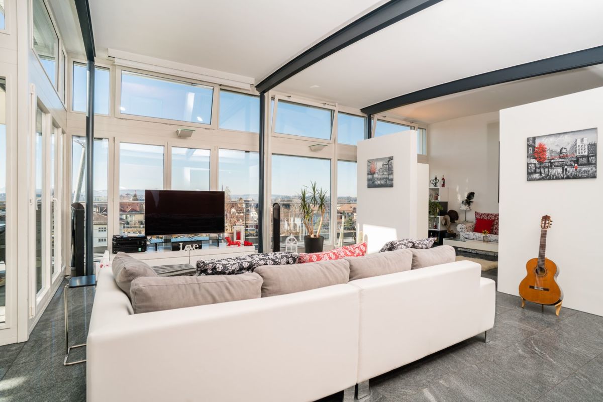 Lichtdurchflutetes Loft-Wohnzimmer mit Stadtblick