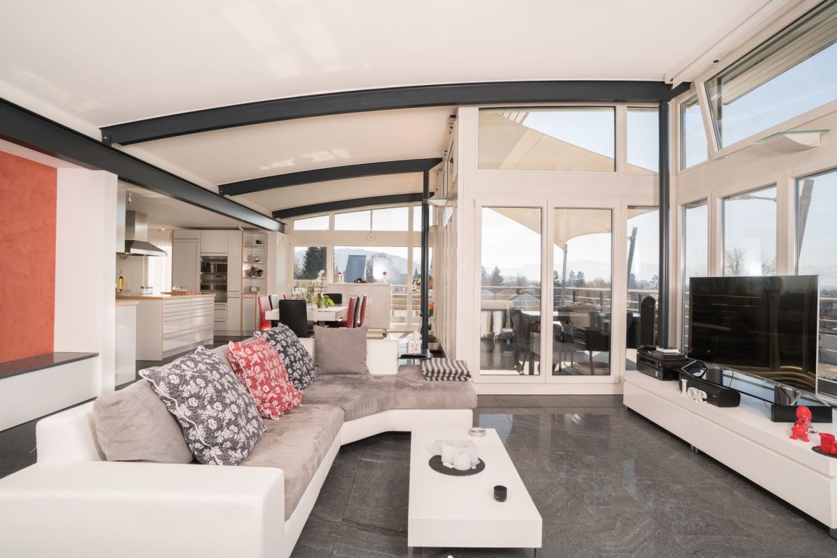 Offener Wohnbereich mit verglaster Front und Terrasse