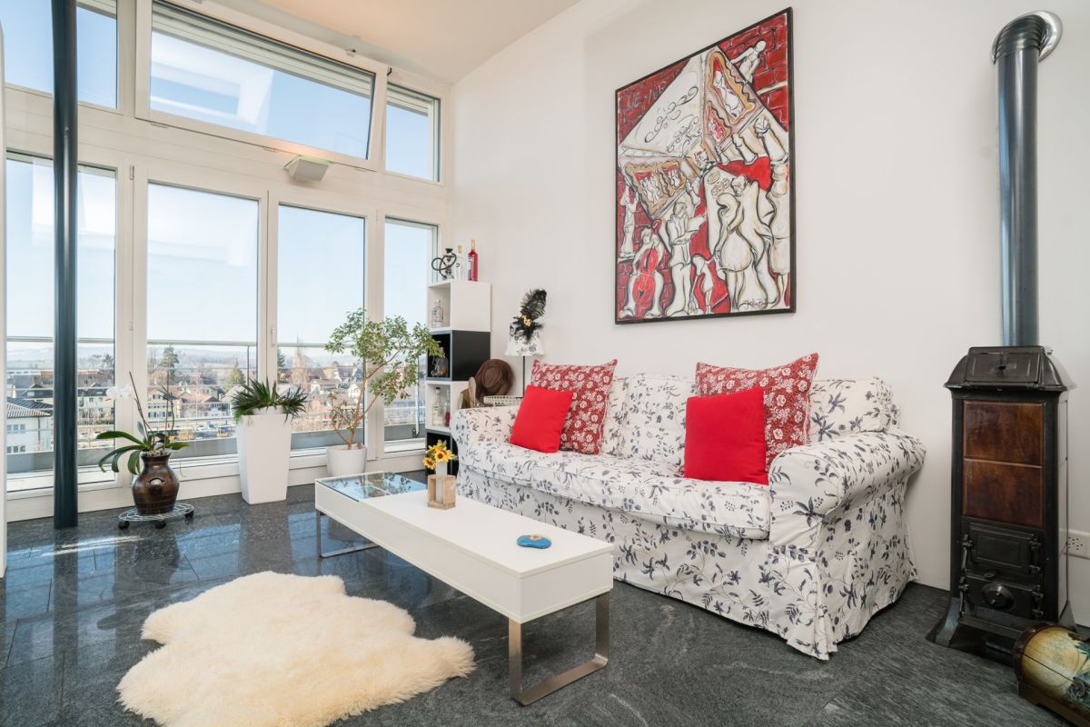 Helles Wohnzimmer mit Panoramafenstern