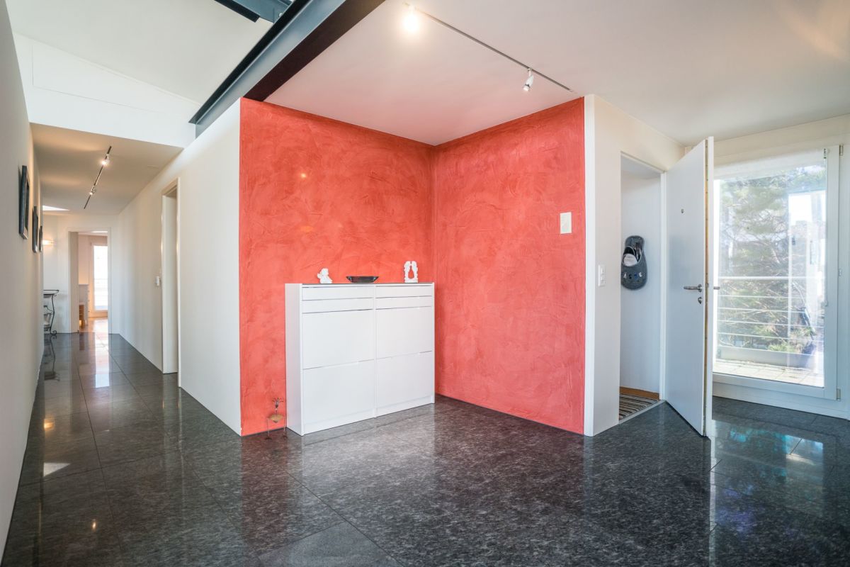 Moderner Flur mit farbiger Akzentwand