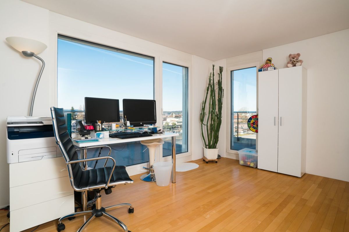 Helles Arbeitszimmer mit Balkonblick