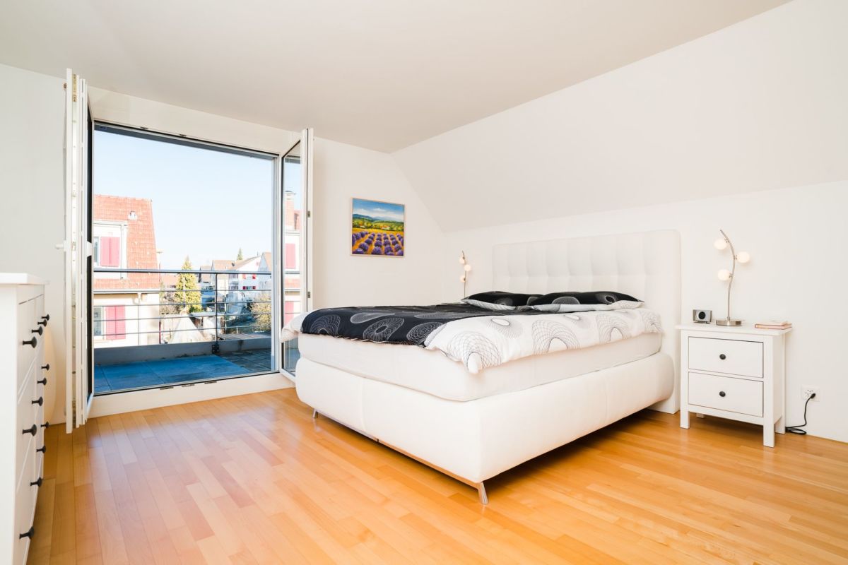 Helles Schlafzimmer mit Balkonzugang