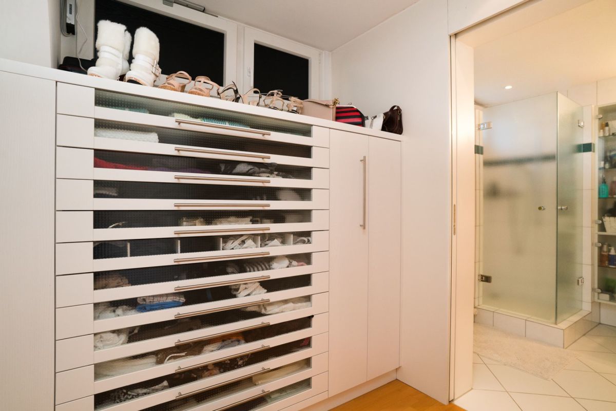 Ankleidezimmer mit Blick ins Badezimmer