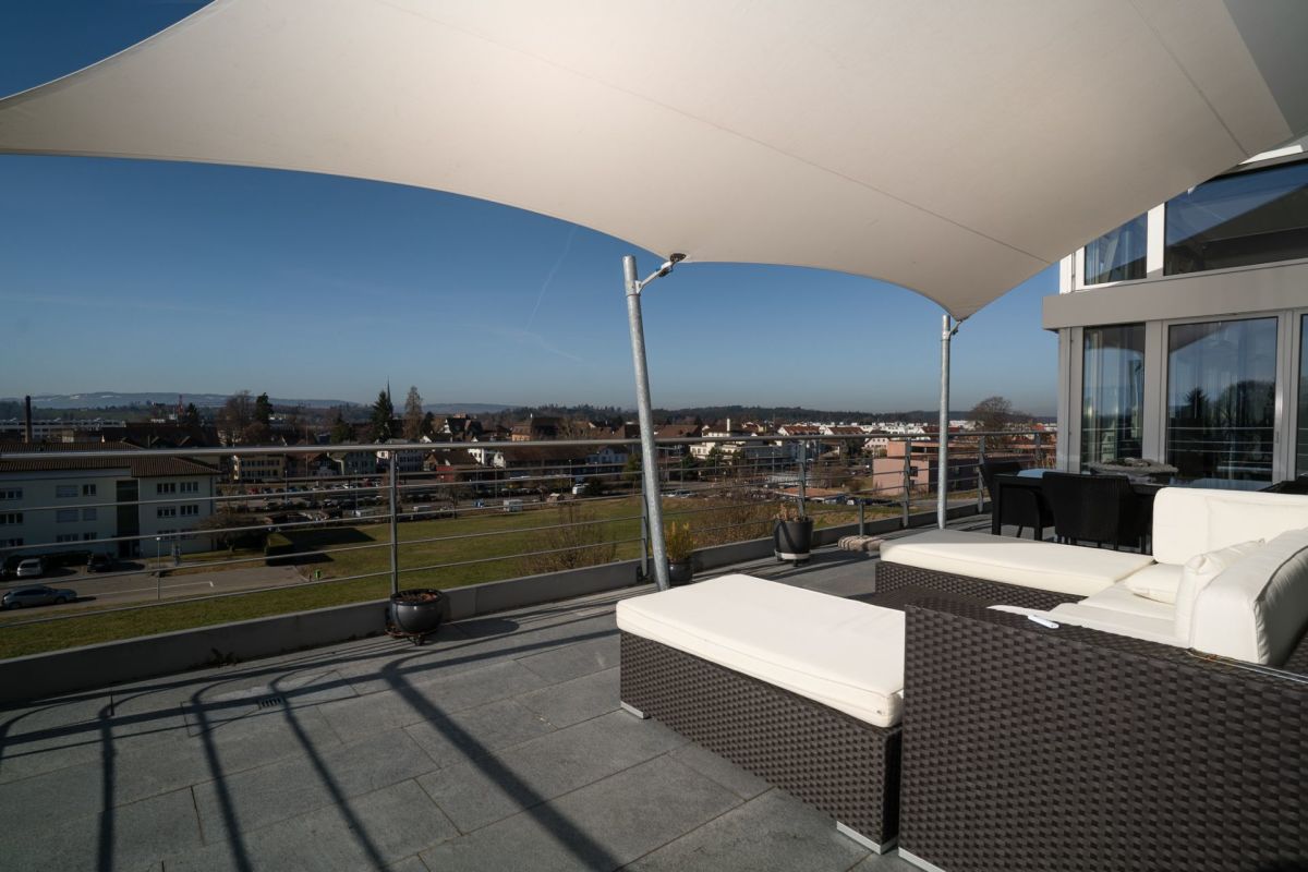Dachterrasse mit Lounge-Möbeln und Stadtblick