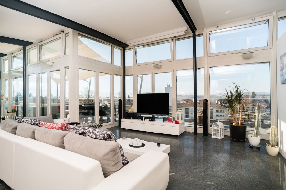 Wohnzimmer mit Panoramaverglasung
