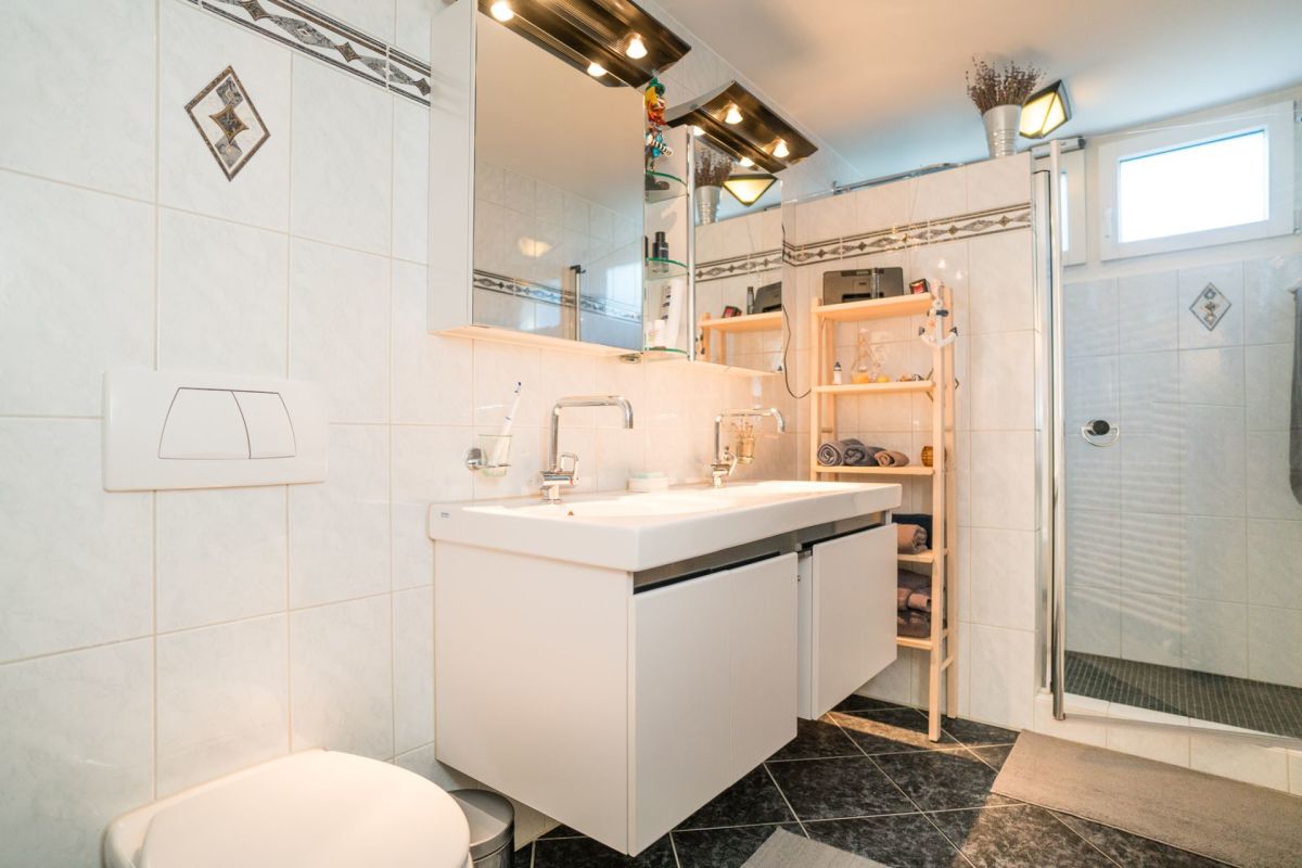 Modernes Badezimmer mit Dusche und Waschtisch