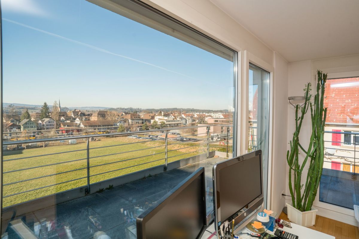Büro mit Balkon und weitem Ausblick