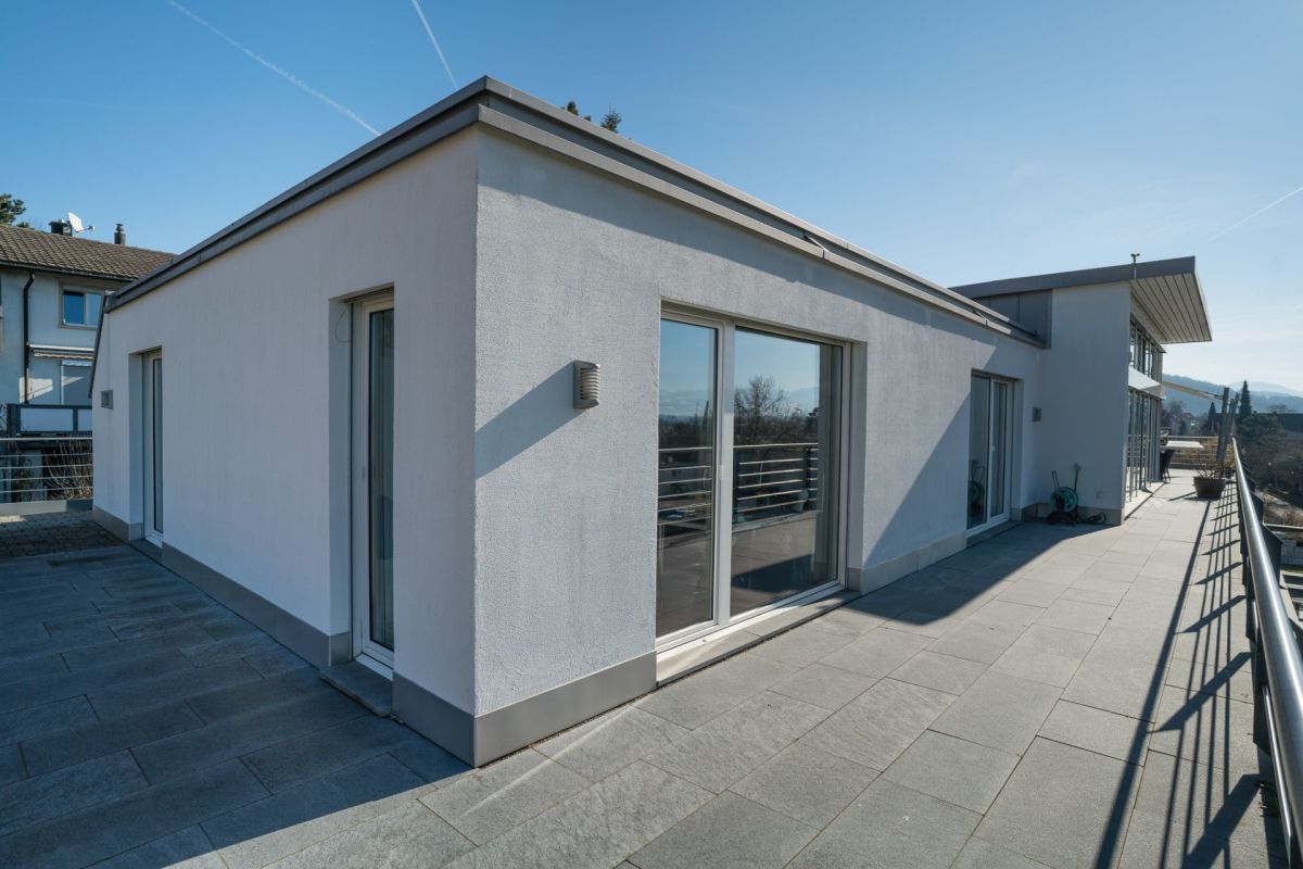 Moderne Dachterrasse mit Flachdachgebäude