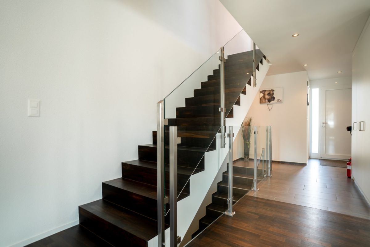 Moderner Eingangsbereich mit Treppe