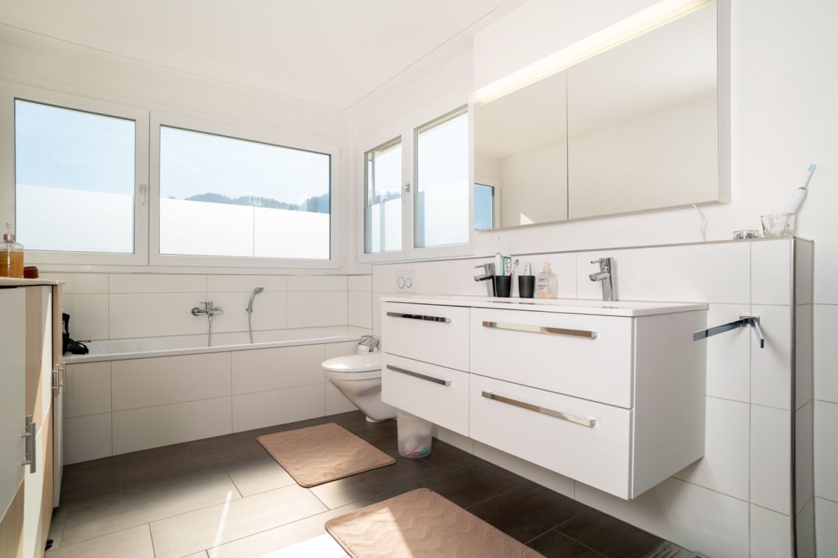 Modernes Badezimmer mit Doppelwaschtisch und Badewanne