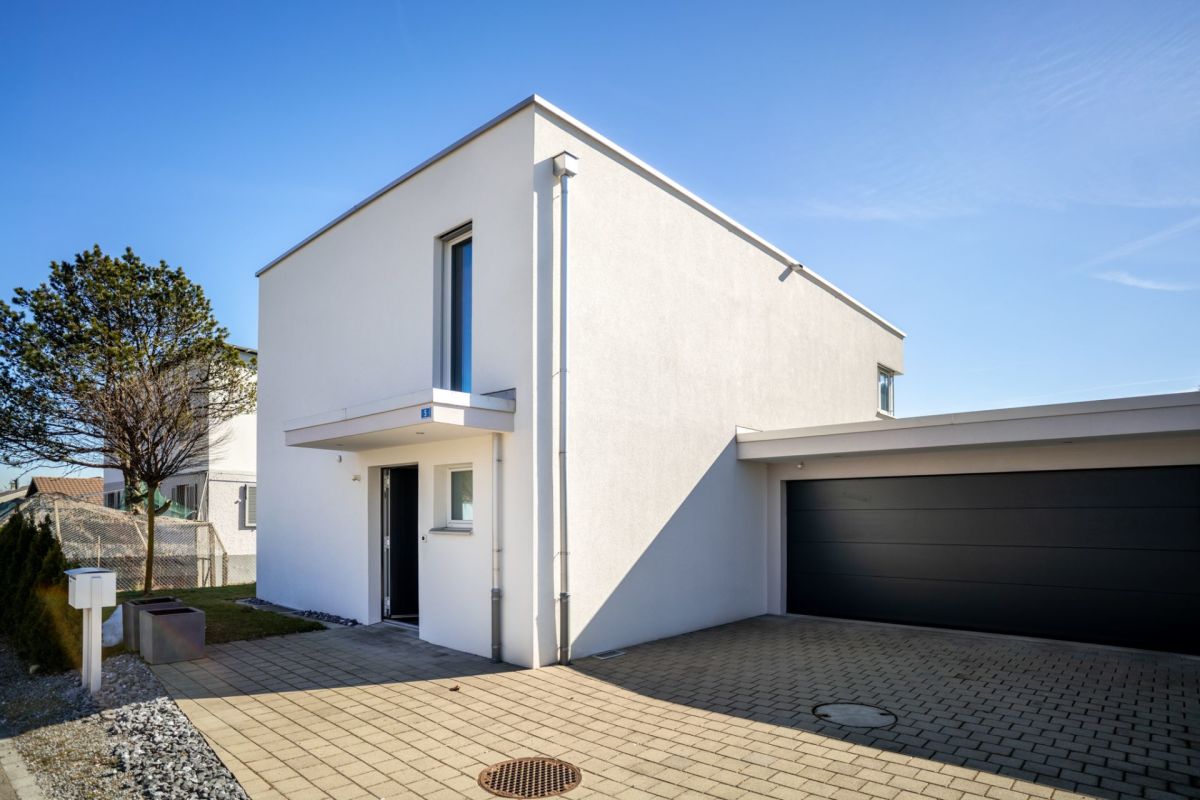 Modernes Einfamilienhaus mit Garage