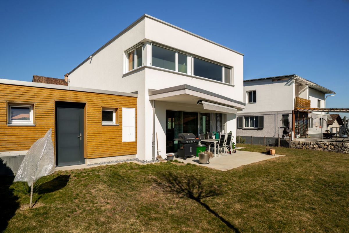 Modernes Einfamilienhaus mit Holzfassade und Terrasse