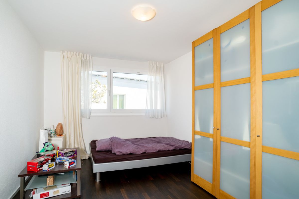 Helles Schlafzimmer mit Schrankwand