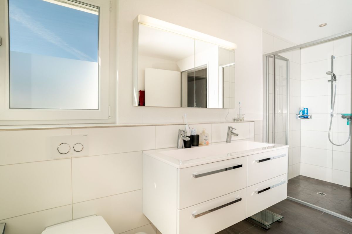 Modernes Badezimmer mit Dusche und Waschtisch