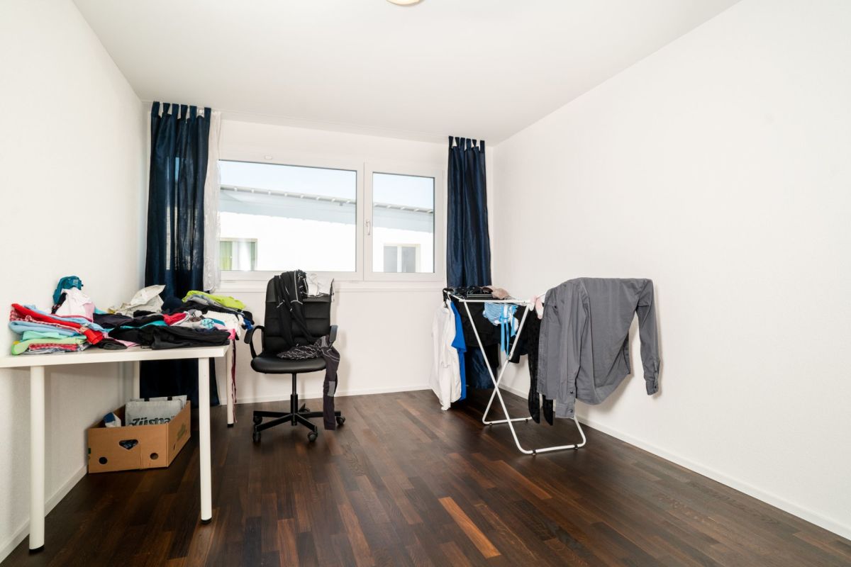 Helles Zimmer mit Wäscheleinen und Arbeitsplatz