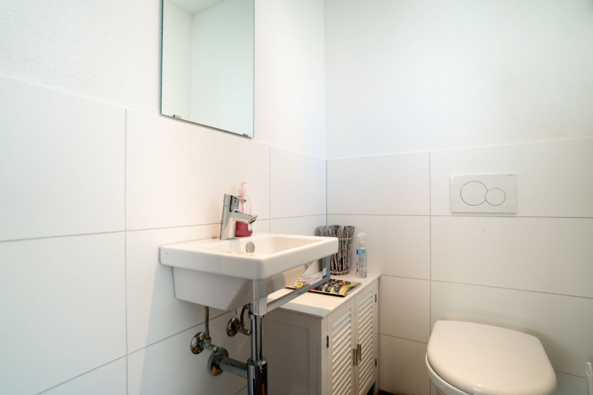 Gäste-WC mit Waschbecken und WC