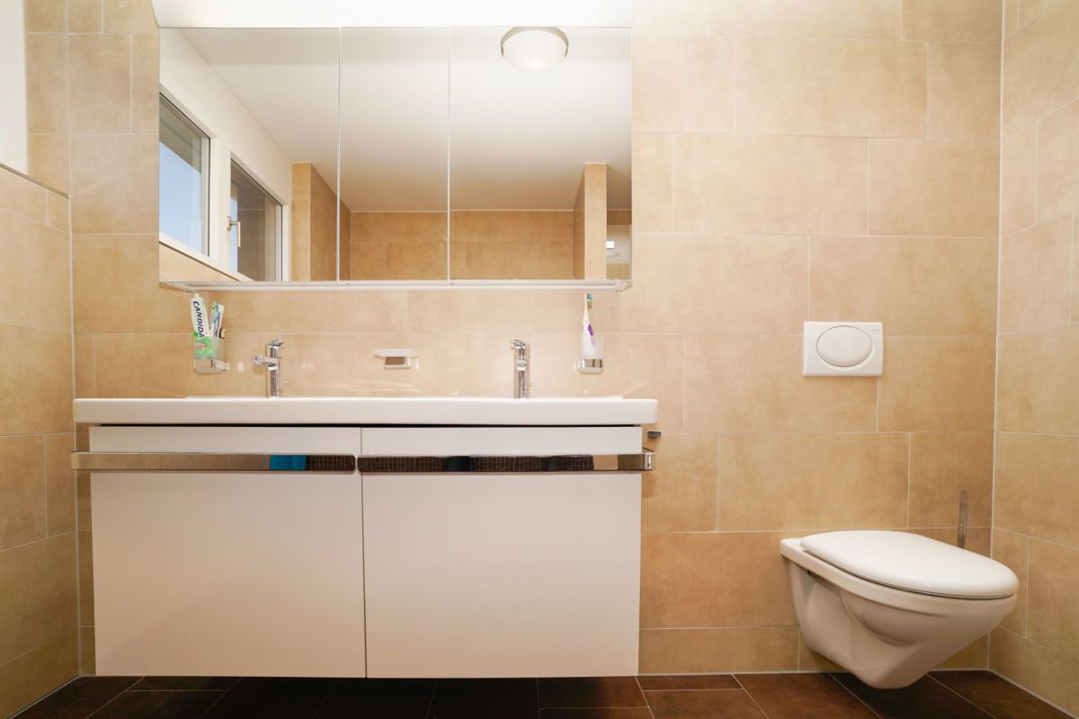 Modernes Gäste-WC mit Waschtisch und wandhängendem WC