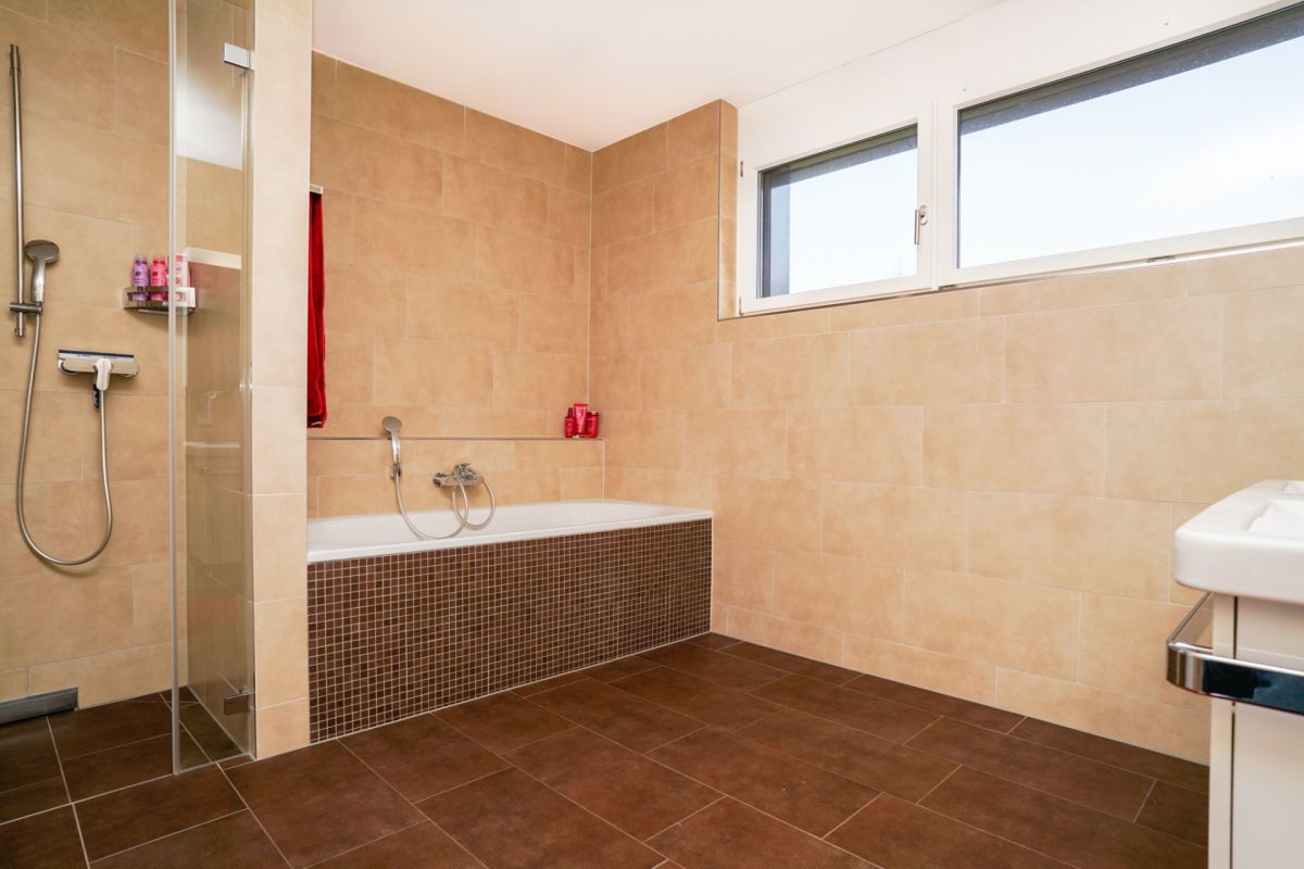 Modernes Badezimmer mit Badewanne und Dusche