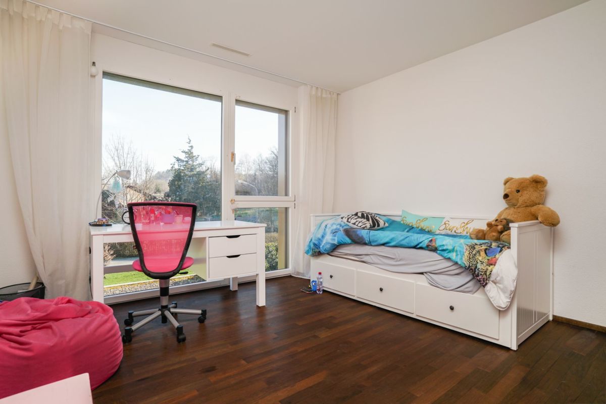 Kinderzimmer mit Schreibtisch und Bett