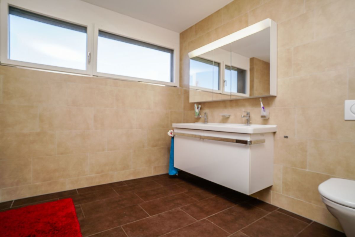 Modernes Badezimmer mit Natursteinoptik