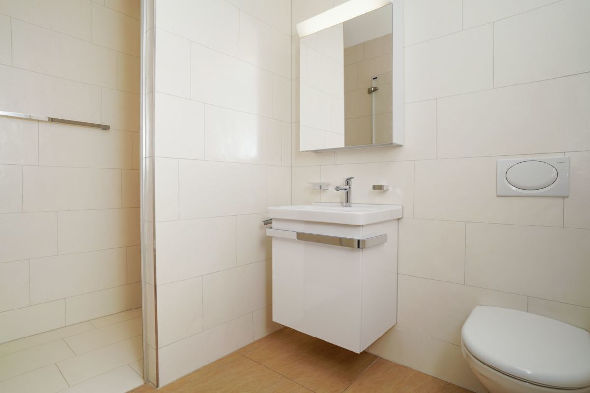 Modernes Badezimmer mit Dusche und WC