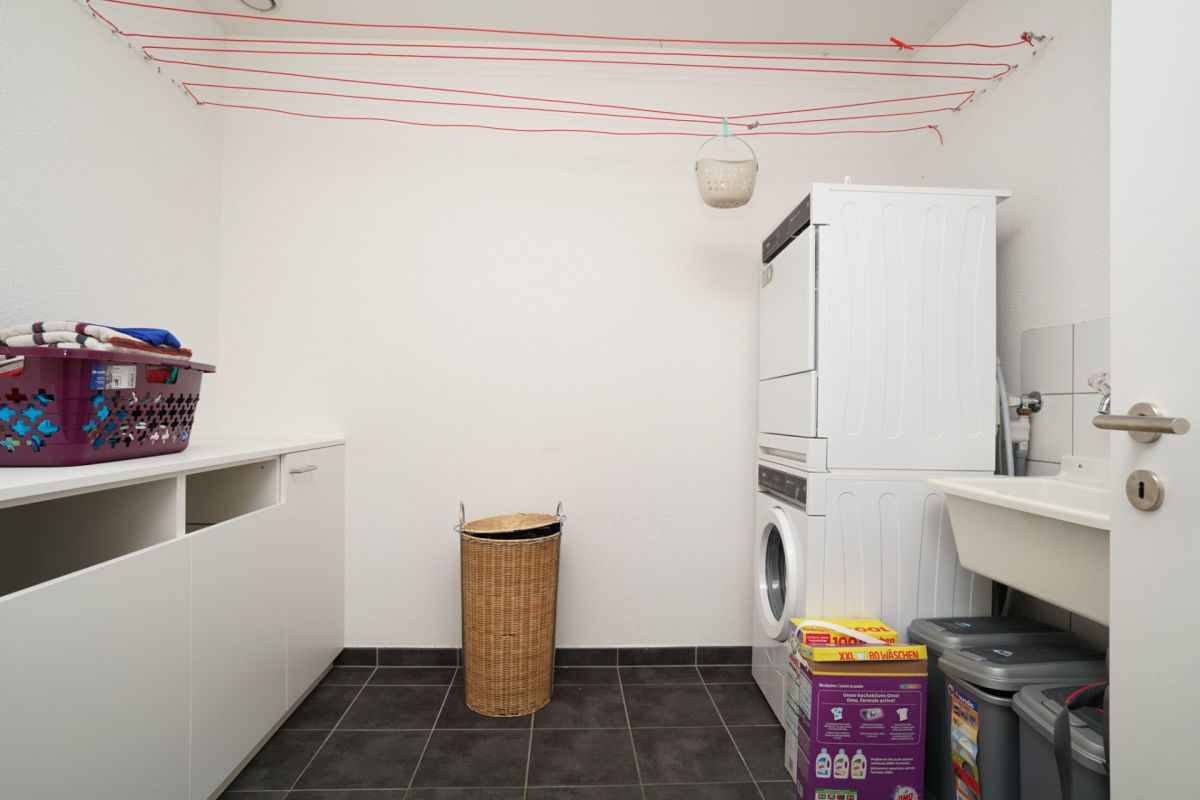 Hauswirtschaftsraum mit Waschmaschine und Trockner