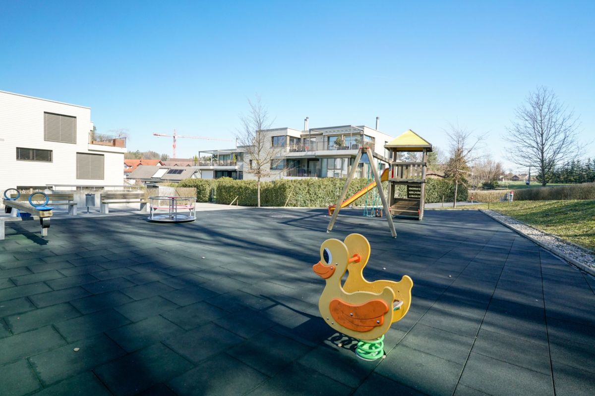 Außenbereich mit Spielplatz