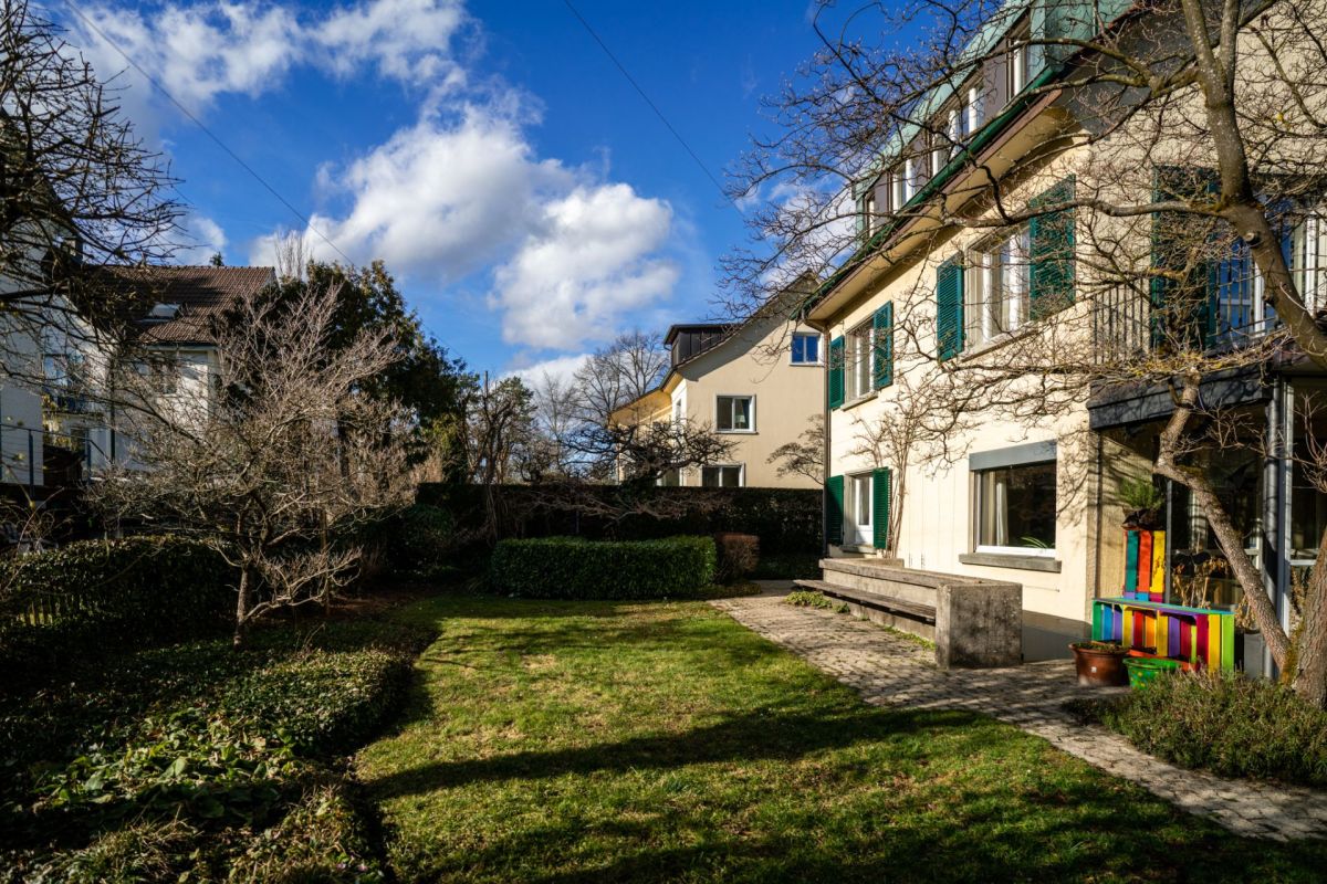 Gartenansicht eines Wohnhauses