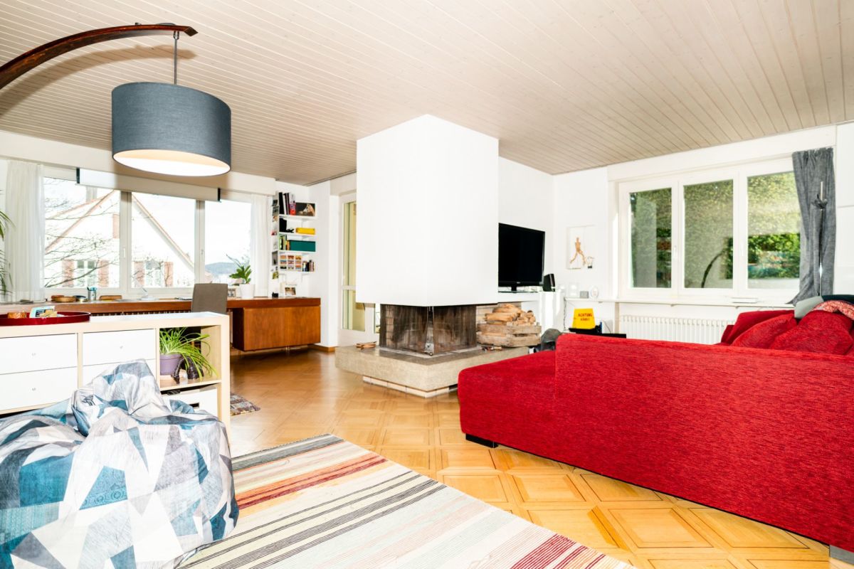 Wohnzimmer mit Kamin und offener Wohnzone