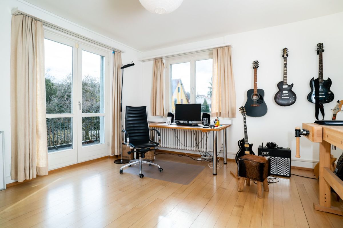 Musikzimmer mit Arbeitsplatz