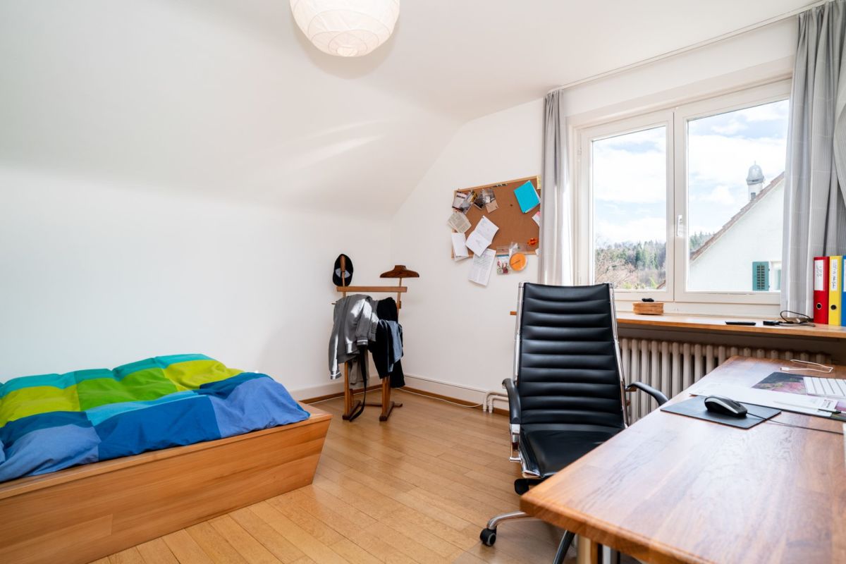 Helles Schlafzimmer mit Arbeitsbereich