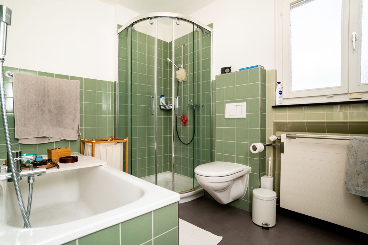 Badezimmer mit Dusche und Badewanne