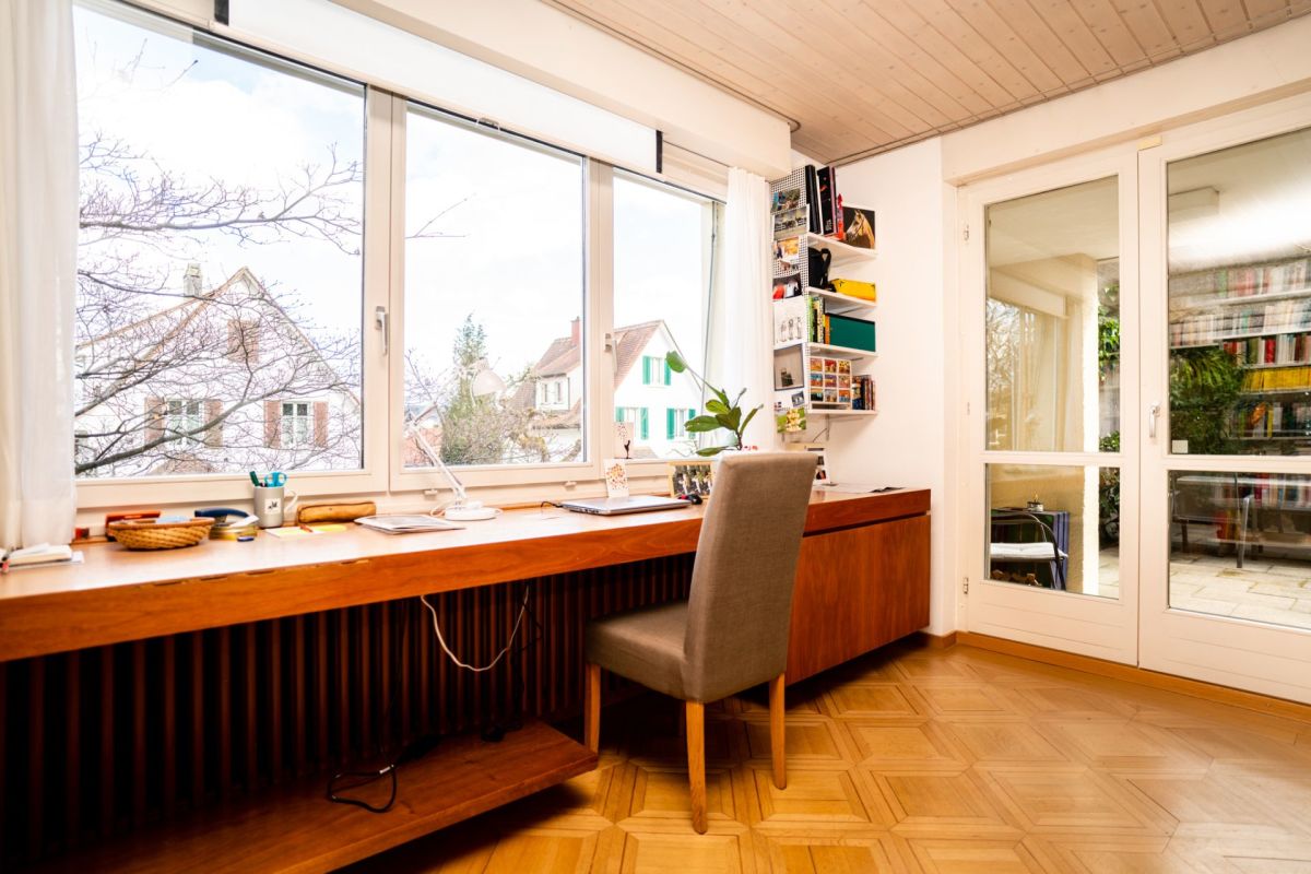 Helles Arbeitszimmer mit großem Fenster