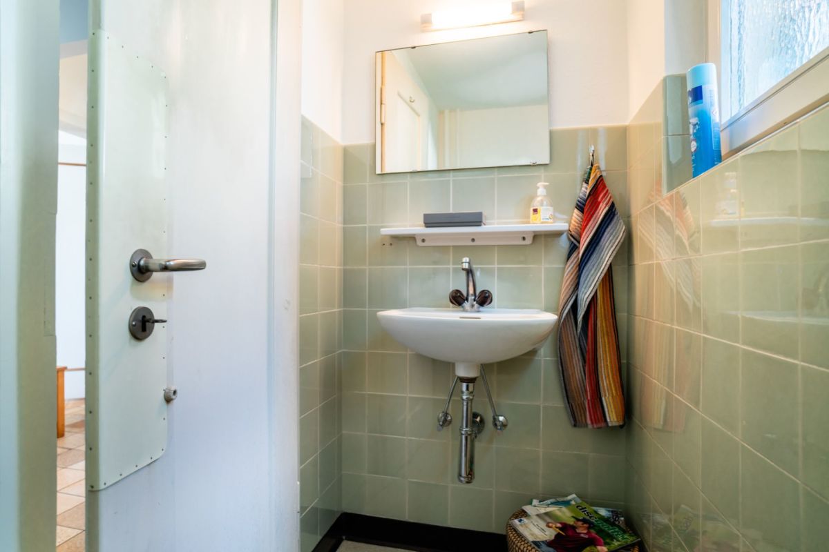 Gäste-WC mit Waschbecken