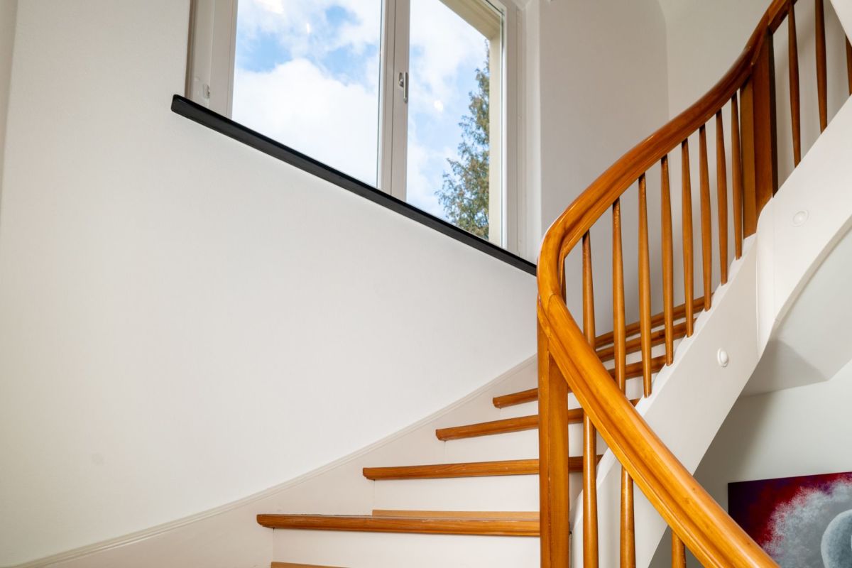 Treppenhaus mit geschwungener Holztreppe