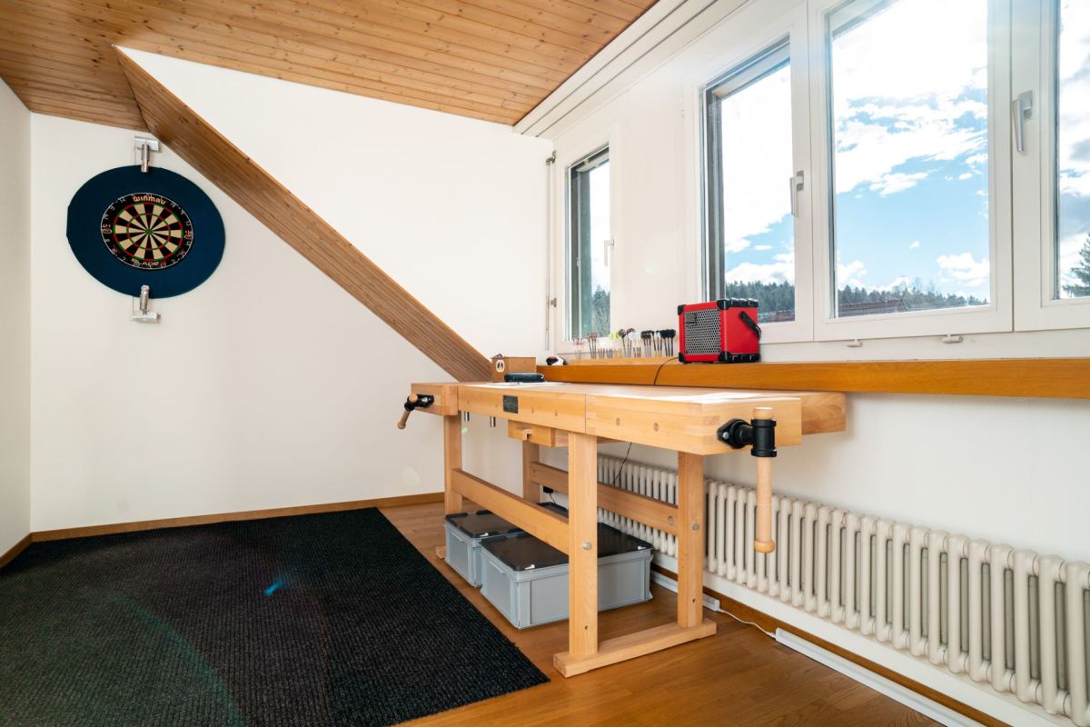 Dachgeschossraum mit Werkbank und Dartboard