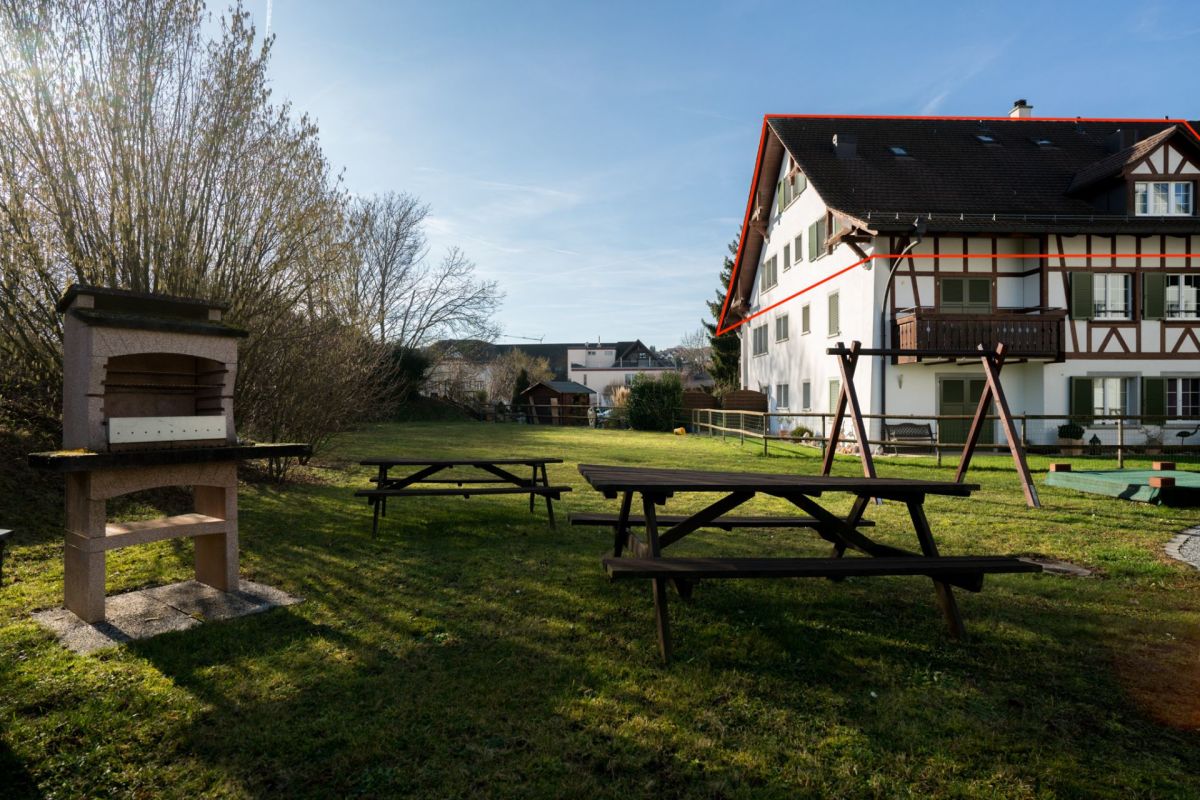 Garten mit Grill und Fachwerkhaus