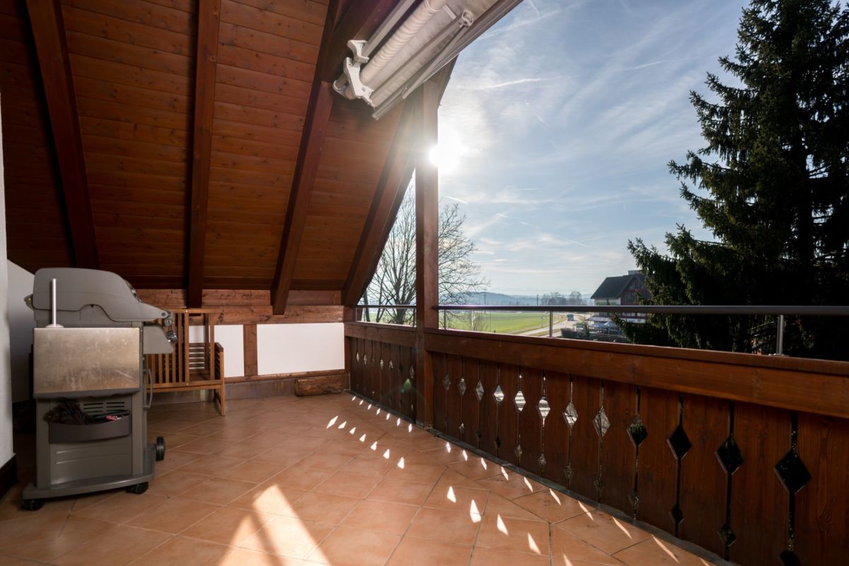 Überdachte Holzterrasse mit Grill