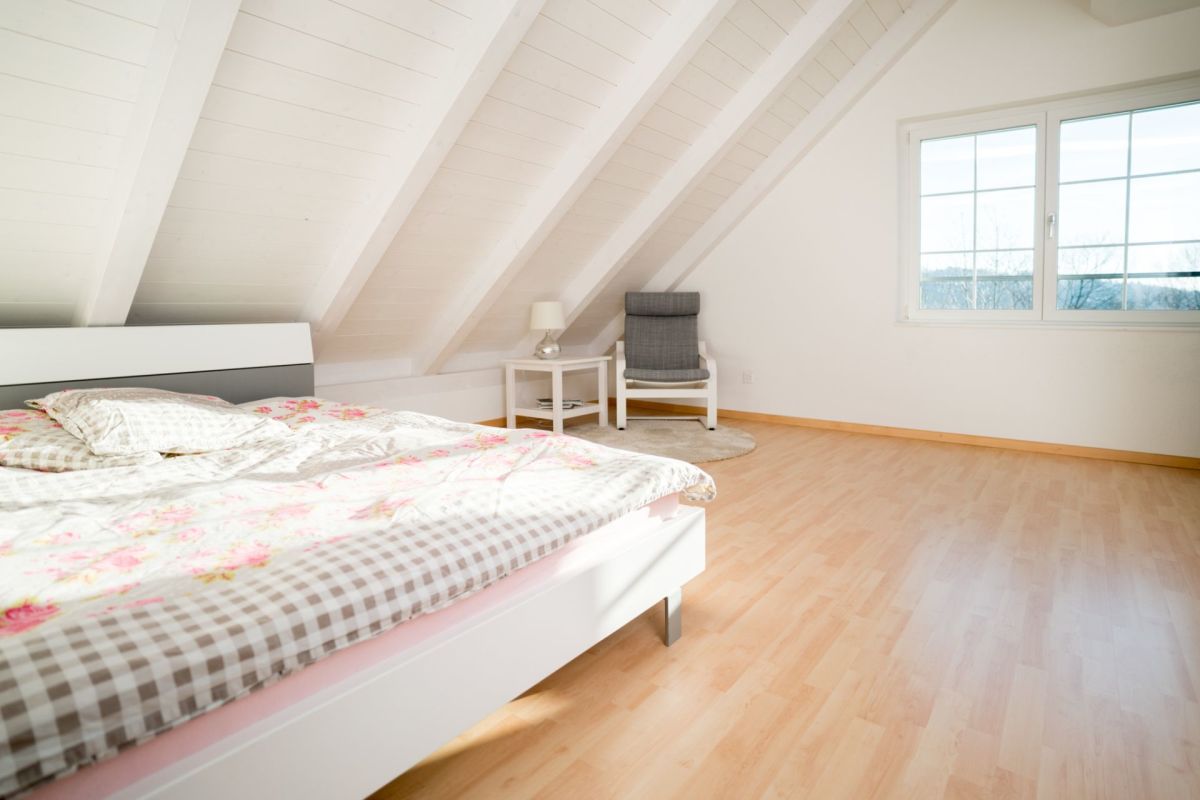 Helles Dachgeschoss-Schlafzimmer