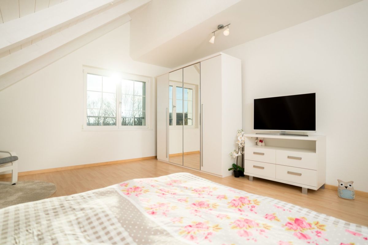 Helles Schlafzimmer im Dachgeschoss