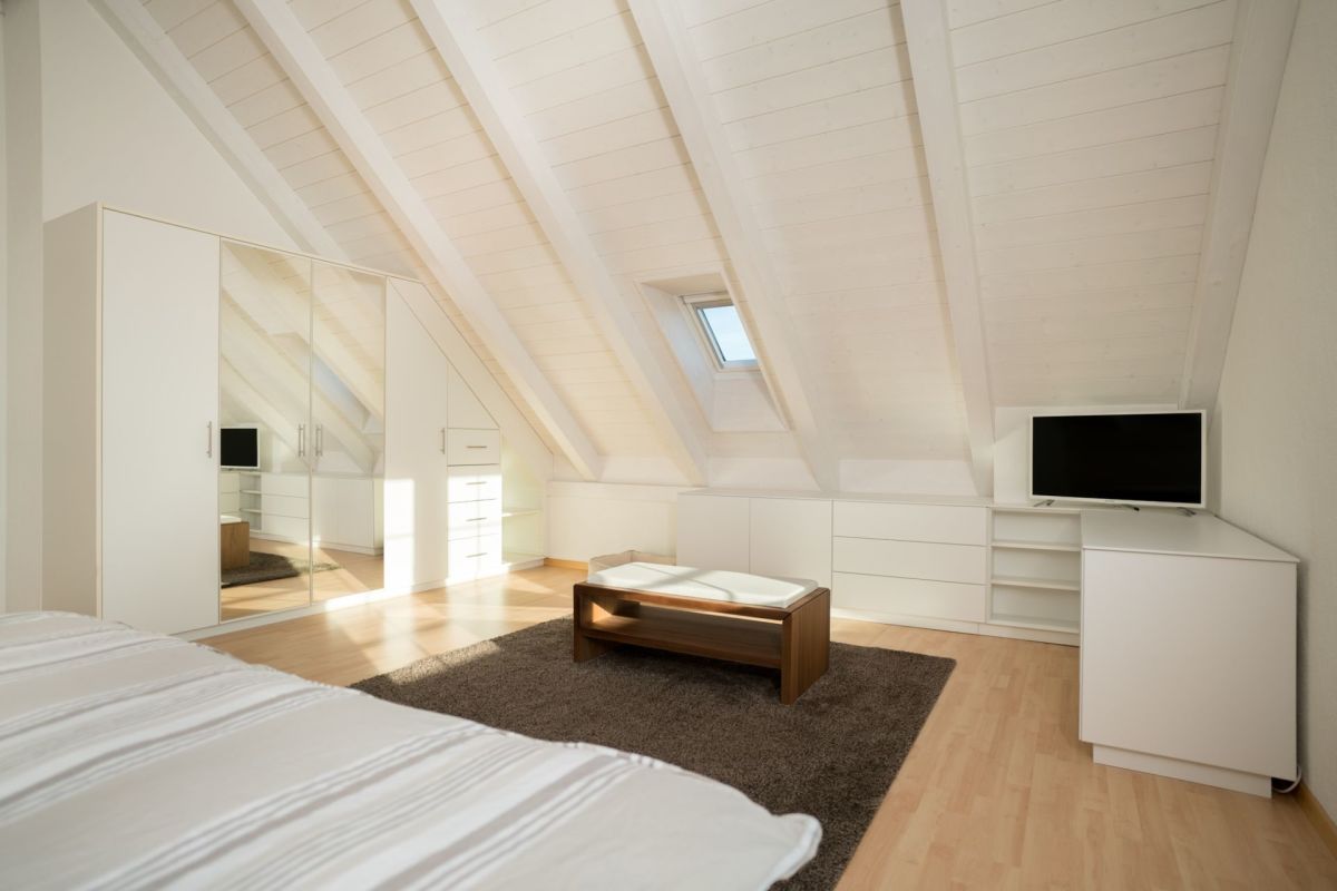 Dachgeschoss-Schlafzimmer mit Schräge
