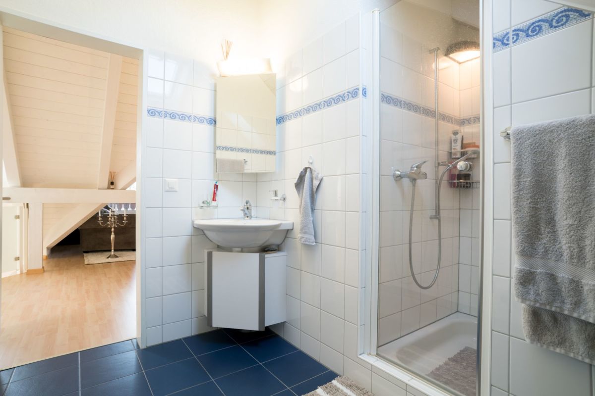 Helles Badezimmer mit Dusche und Waschplatz