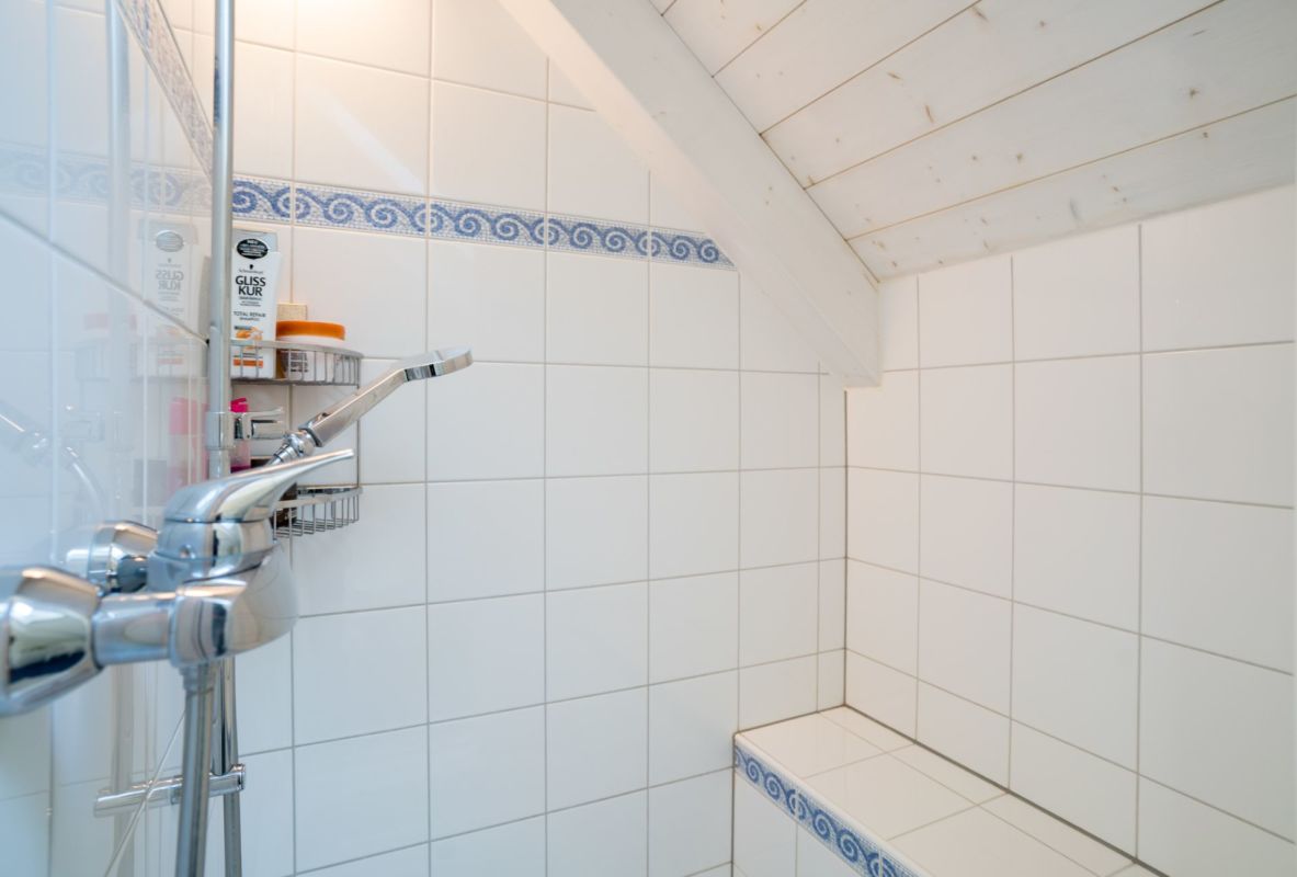 Bad mit Dusche im Dachgeschoss