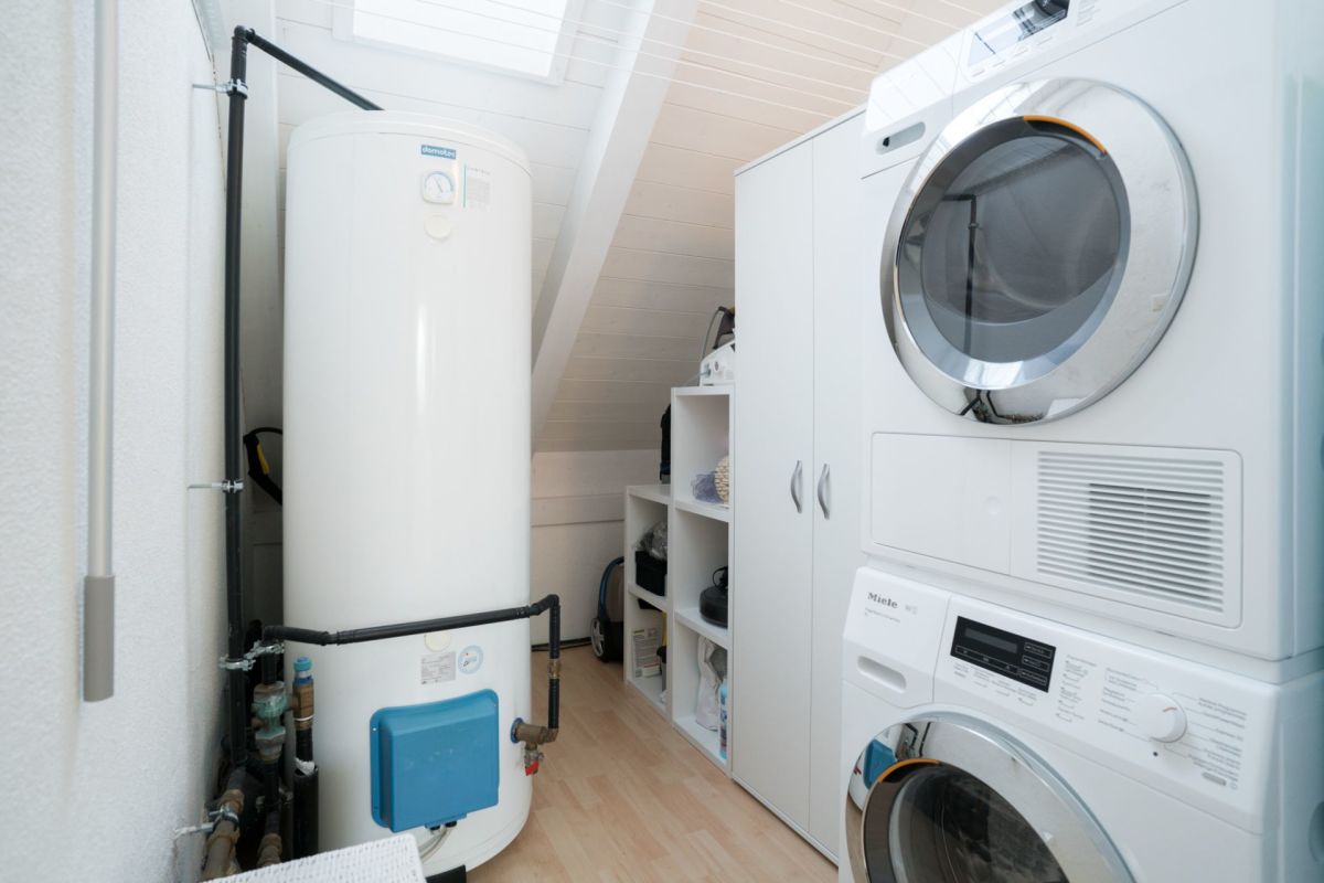 Hauswirtschaftsraum mit Technik und Waschgeräten
