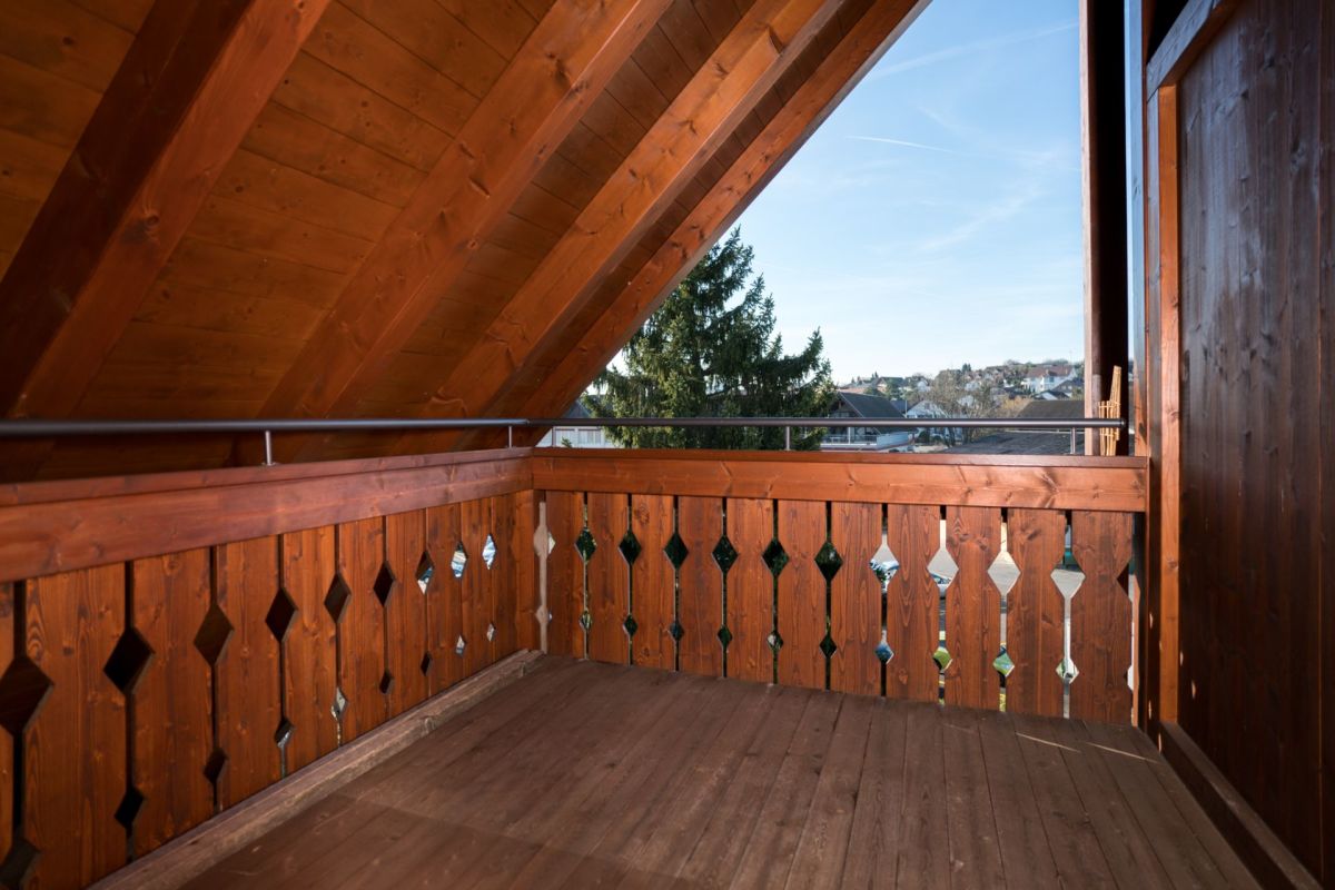 Holzbalkon mit Blick ins Wohnumfeld