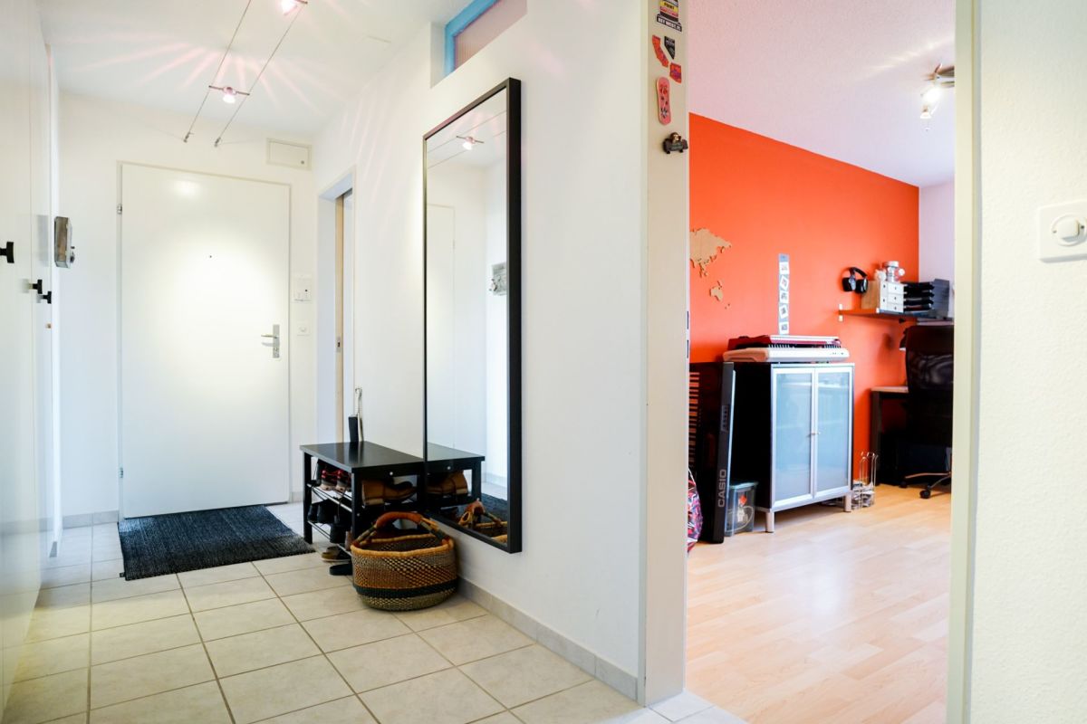 Heller Flur mit Blick in ein Arbeitszimmer