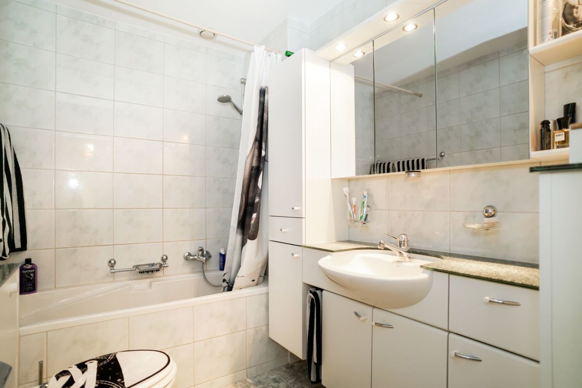 Modernes Badezimmer mit Badewanne und Spiegelschrank