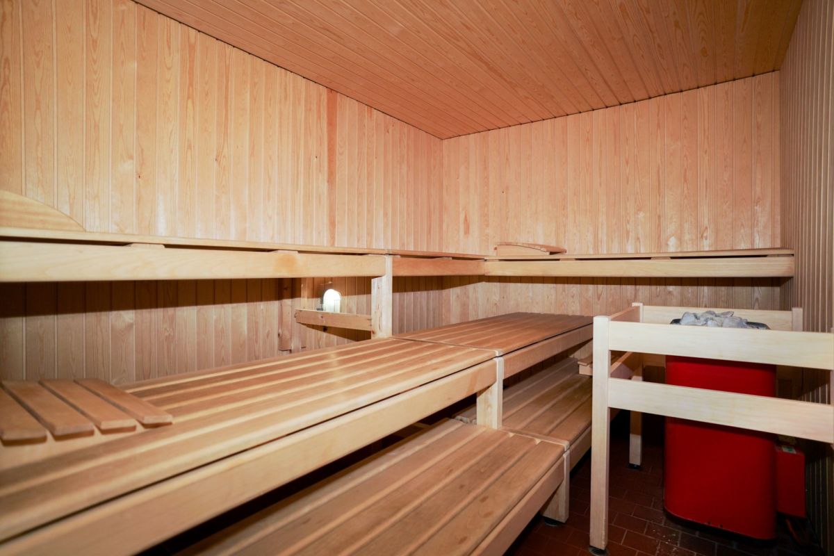 Holzsauna mit Sitzbänken
