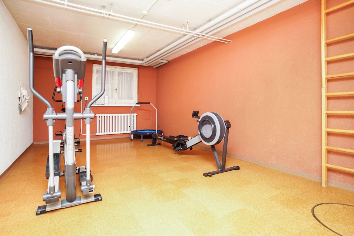 Keller- oder Fitnessraum mit Trainingsgeräten