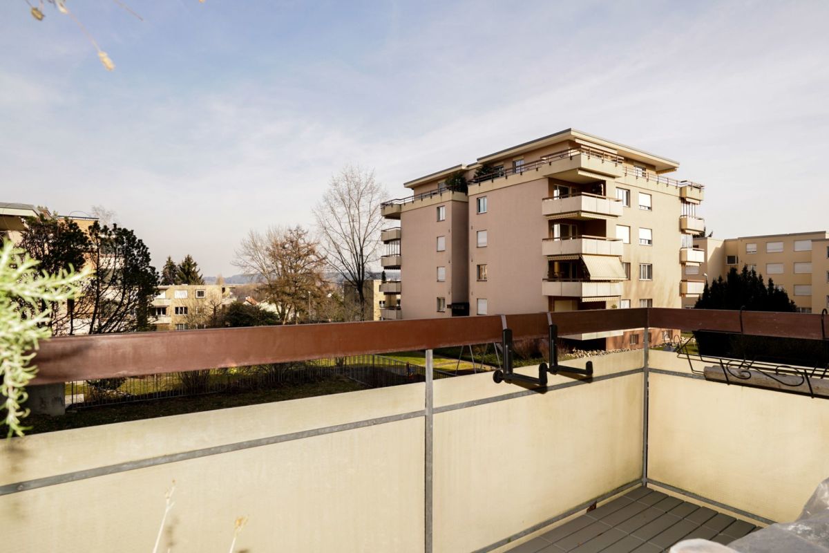 Balkon mit Blick auf Wohnanlage